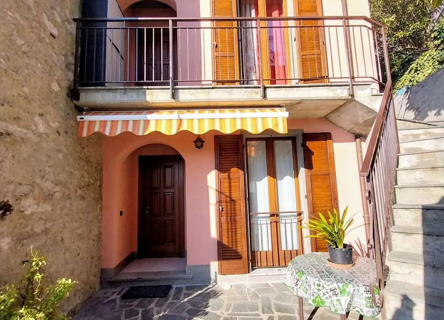 Rosa House Varenna 0*,