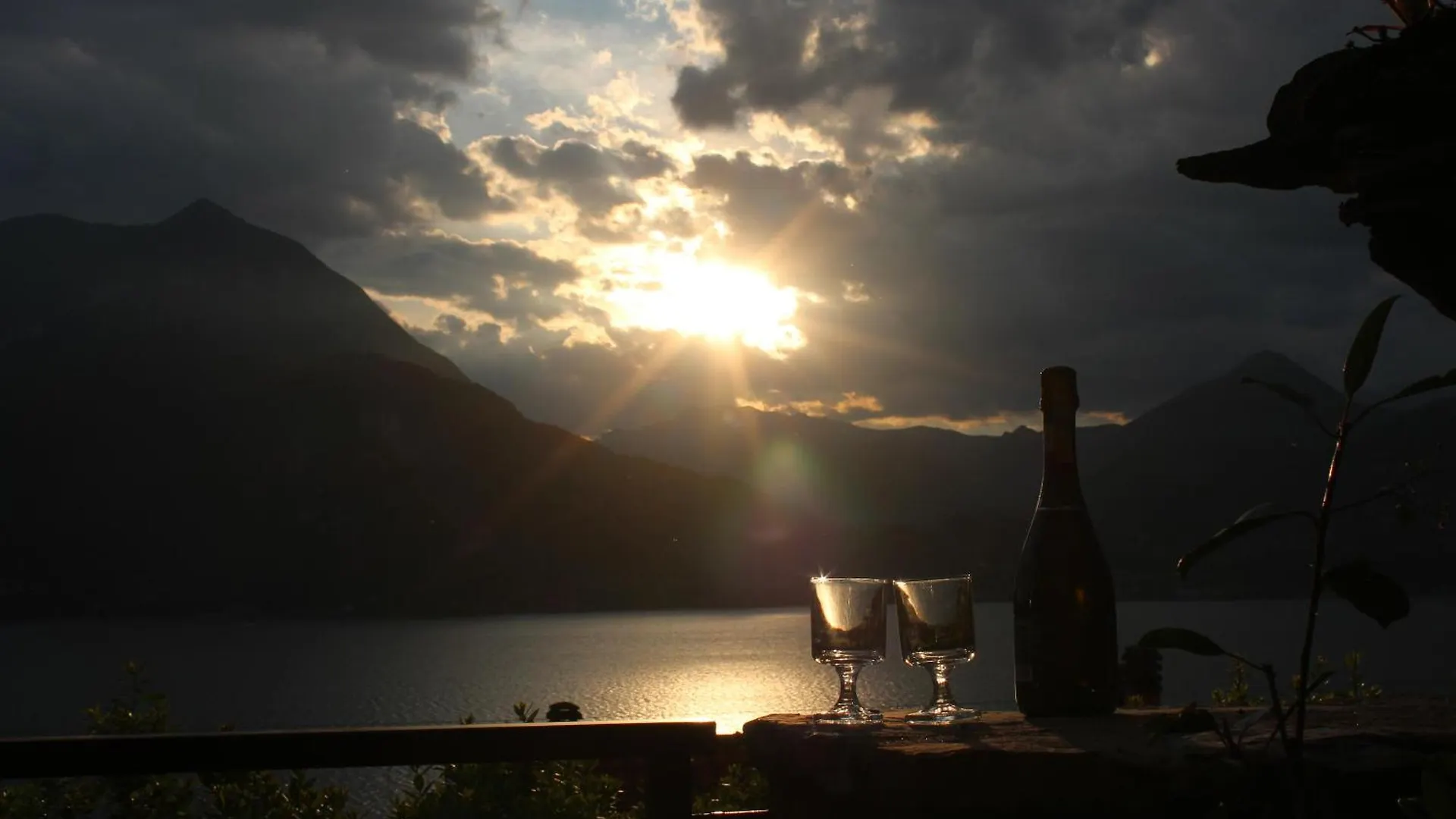Rosa House Varenna contacts